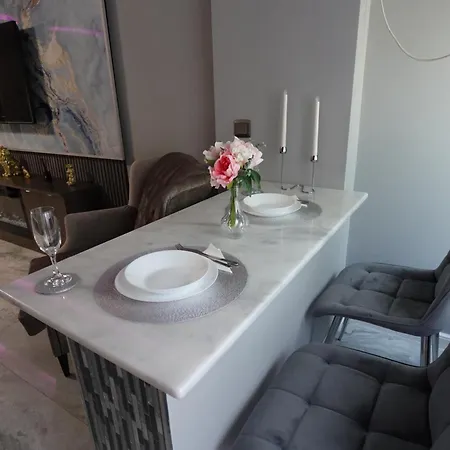 Silver At Just 8 Minutes Distance Of Center Apartment *