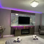 Silver At Just 8 Minutes Distance Of Center Apartman