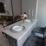 Silver At Just 8 Minutes Distance Of Center Lejlighed *